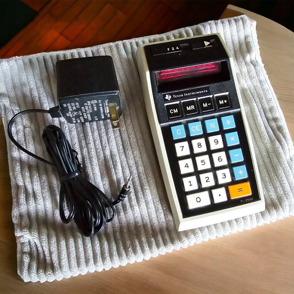 VINTAGE TEXAS INSTRUMENTS TI2550 Memory Calculator AND Adaptor